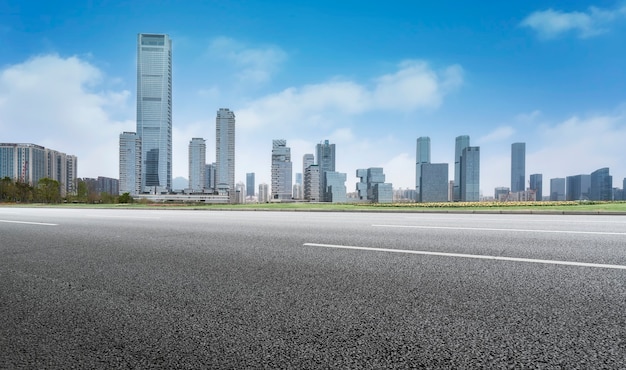 Terreno de carretera y horizonte de paisaje arquitectónico moderno de la ciudad china