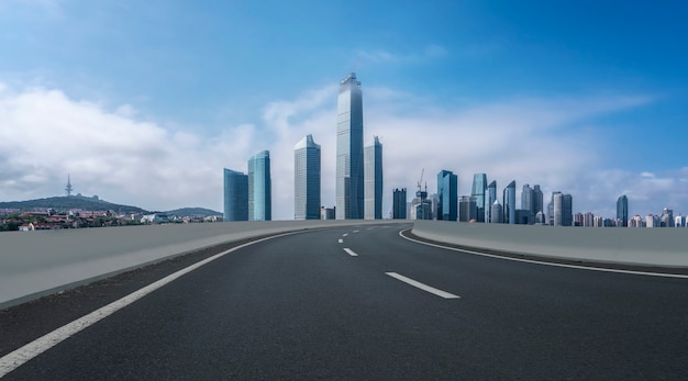 Terreno de carretera y horizonte de paisaje arquitectónico moderno de la ciudad china