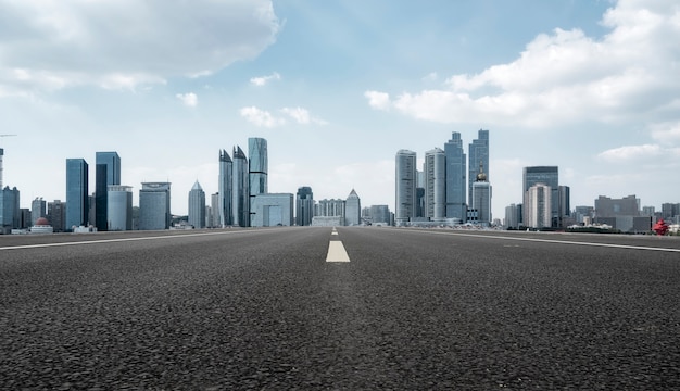 Terreno de carretera y horizonte de paisaje arquitectónico moderno de la ciudad china