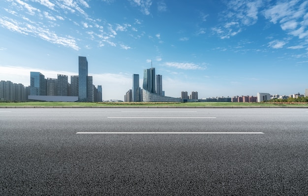 Terreno de carretera y horizonte de paisaje arquitectónico moderno de la ciudad china