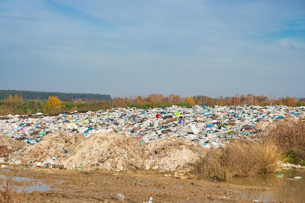 Foto terreno com lixo paisagem de despejo de lixo de danos ecológicos