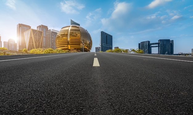 Foto terreno de estrada e horizonte arquitetônico moderno da cidade chinesa