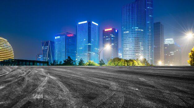 Terreno de estrada e horizonte arquitetônico moderno da cidade chinesa