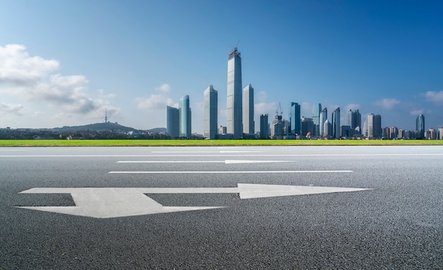 Terreno de estrada e horizonte arquitetônico moderno da cidade chinesa