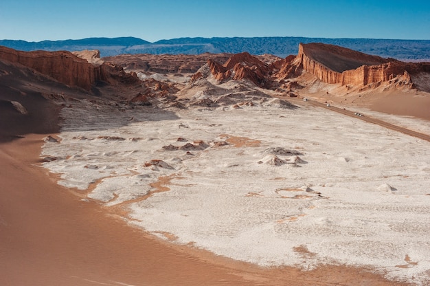 Terreno extremo del valle de la Luna en el desierto de Atacama en San Pedro de Atacama, Chile.