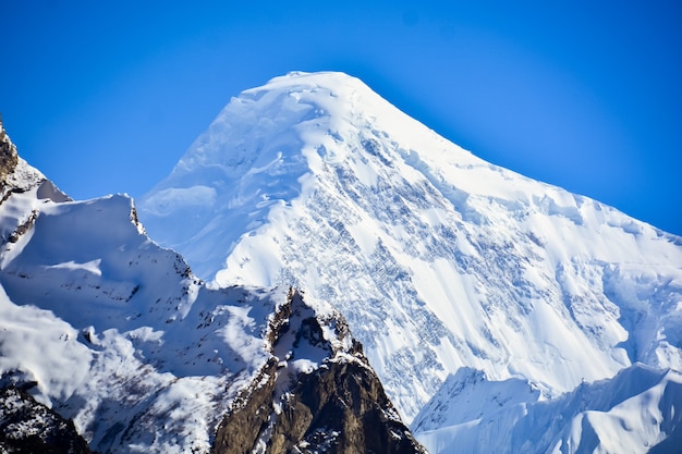 El terreno helado cubre los picos de Rakaposhi. Es una montaña alta y hermosa en las montañas Karakoram de Pakistán.