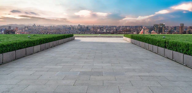 Terreno quadrado vazio e fundo de edifícios da cidade