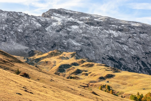 Terreno en relieve en la meseta de Seiser Alm y la cordillera cubierta con las primeras nevadas