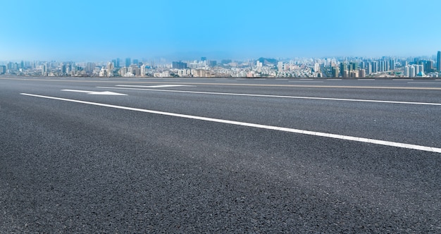 Foto terreno vial y paisaje arquitectónico urbano.