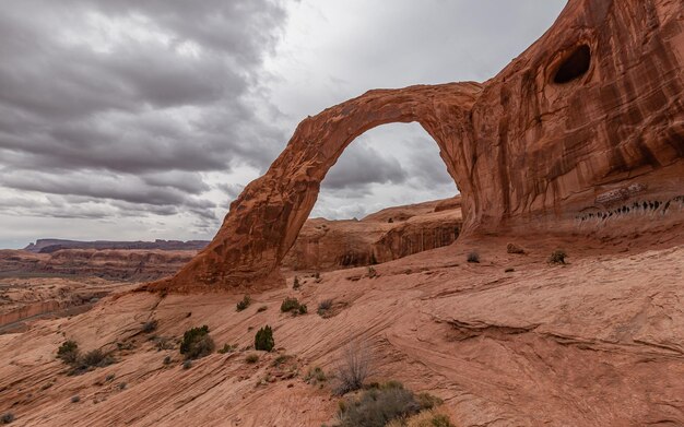 Foto terrenos acidentados e formações naturais de arcos de rocha vermelha na deslumbrante paisagem em torno de moab