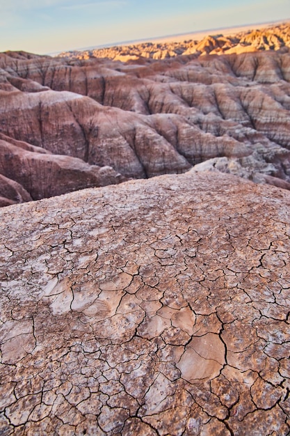 Terrenos desérticos rachados de camadas de sedimentos de Badlands