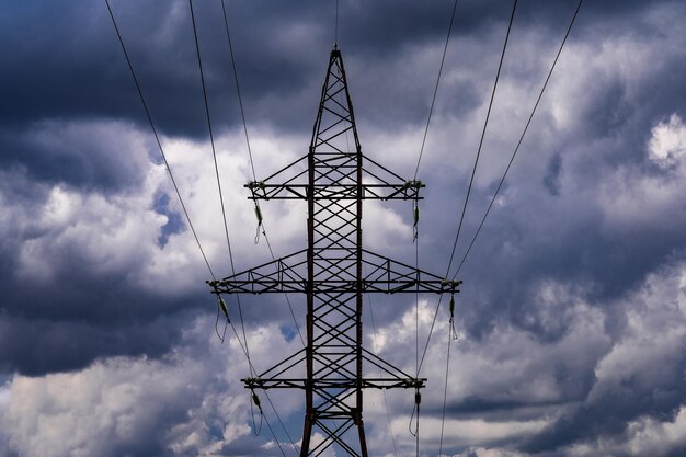 Terribles nubes oscuras sobre líneas de alto voltaje