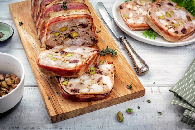 Terrina de cerdo con cerezas pistachos y pollo