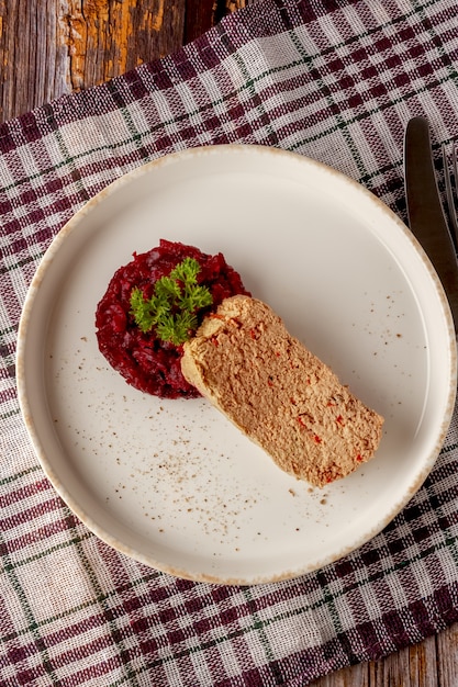 Terrina de frango fresco com confeito de beterraba