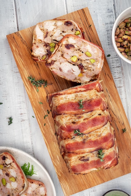 Terrine de porco com cerejas de pistache e frango