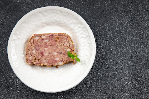 Terrine, rustikales Essen, Hackfleisch, im Ofen gebacken, pflanzliches Essen, gesunde Mahlzeit, Snack