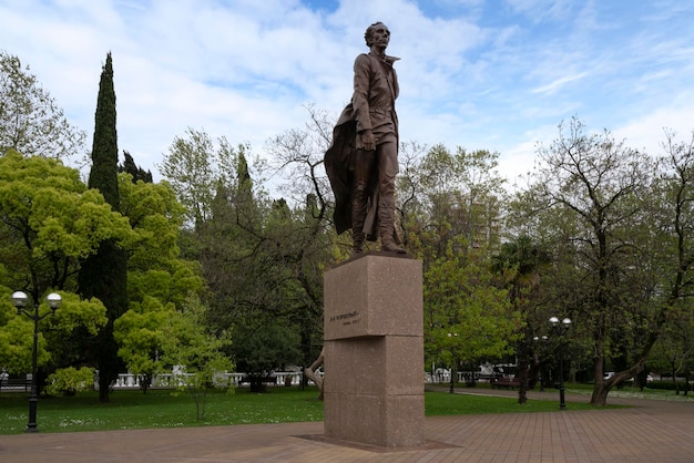 Território de Sochi Krasnodar Rússia 05032022 Monumento ao notável escritor soviético NA Ostrovsky no parque em Kurortny Prospekt no distrito central da cidade