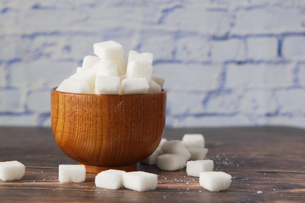 Terrón de azúcar blanco en un recipiente en la mesa