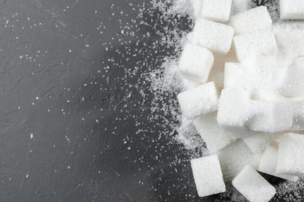 Terrones de azúcar blanco sobre negro de cerca