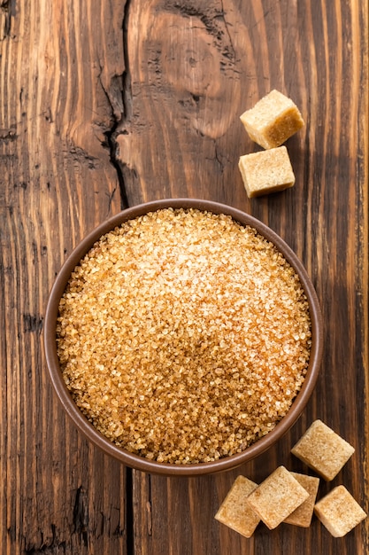 Terrones de azúcar en un bol en la mesa de madera