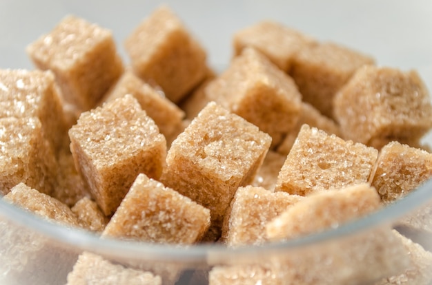 Terrones de azúcar morena en un vaso