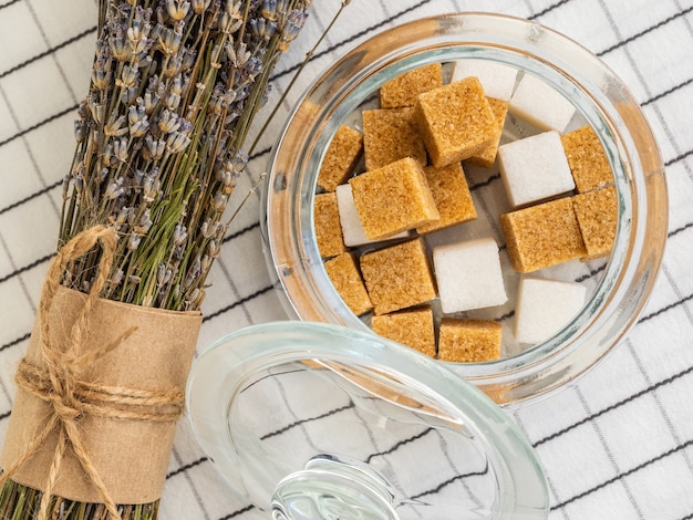 Terrones de azúcar en tarro y ramo de lavanda