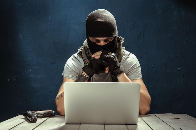Terrorist arbeitet an seinem Computer