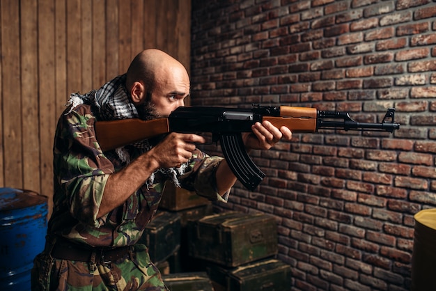 Foto terrorista mirando com um rifle kalashnikov