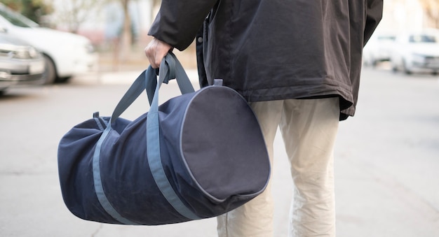 Un terrorista sosteniendo una bolsa con bomba adentro para ponerla en el lugar público de la calle.