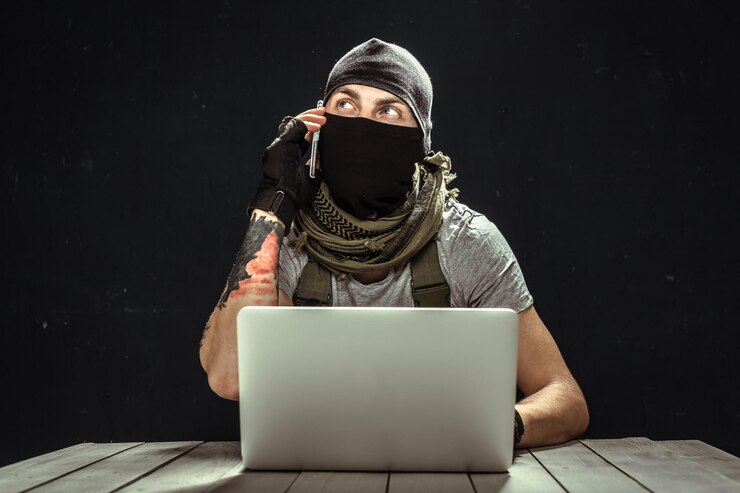 Foto terrorista trabajando en su computadora