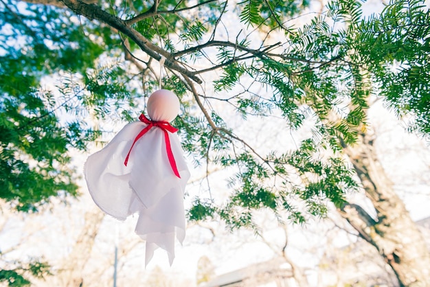 Teru Teru Bozu. Muñeca de lluvia japonesa colgada del árbol de Sakura para orar por el buen tiempo