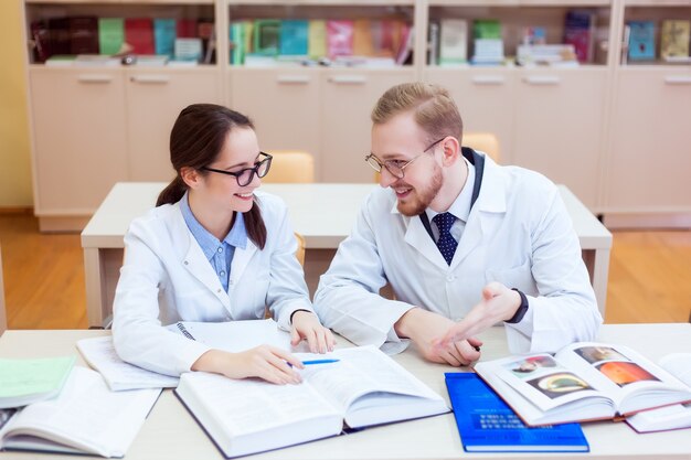 Tesis doctoral. antecedentes de un estudiante de medicina para libros de texto en la escuela de enfermería.