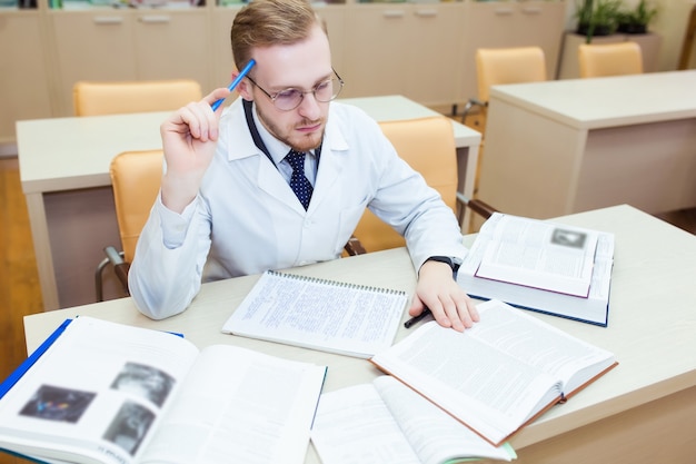 Tesis doctoral. antecedentes de un estudiante de medicina para libros de texto en la escuela de enfermería.