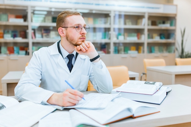 Tesis doctoral. antecedentes de un estudiante de medicina para libros de texto en la escuela de enfermería.