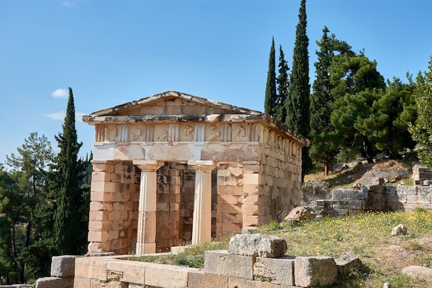 El tesoro ateniense en el antiguo sitio de Delfos en Grecia