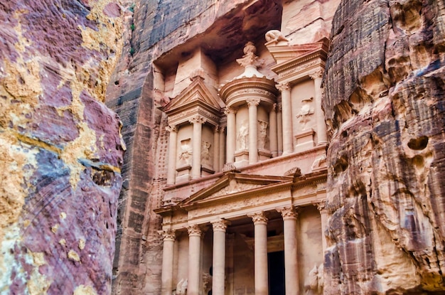 El Tesoro en el sitio patrimonial de Petra Con rocas de colores en primer plano