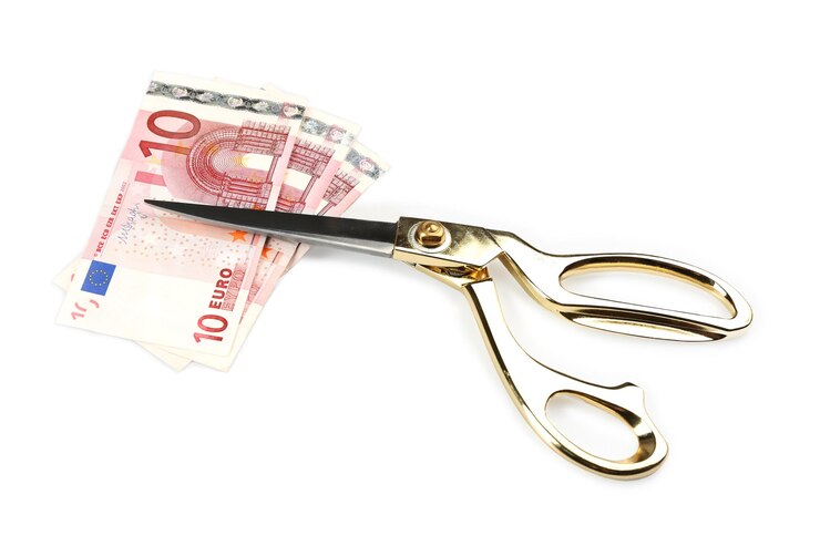 Foto tesoura corta notas de euro isoladas em branco