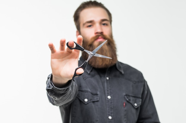 Tesoura de barbeiro, barbearia. Homem brutal, bigode masculino na barbearia, corte de cabelo, barbear. Equipa o corte de cabelo na barbearia. Perfil de homem elegante barba, tesoura. Homem barbudo isolado no espaço em branco.