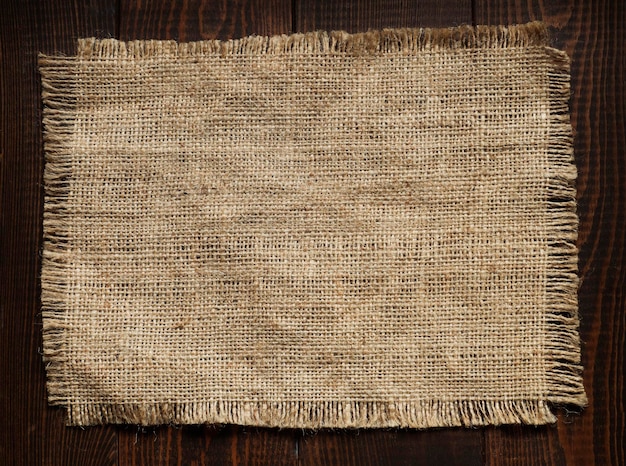 Foto tesouro de burlap em um fundo de madeira castanho espaço de cópia para texto