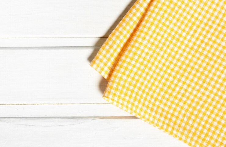 Foto tesouro ou toalha de cozinha dobrado a xadrez amarelo