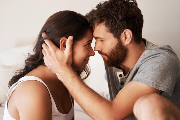 Foto testa em casa, amor e união de casal, relaxe e passe a manhã juntos, tempo de qualidade ou momento íntimo no quarto casamento na cama do apartamento ou pessoas românticas com conexão, afeto e cuidado