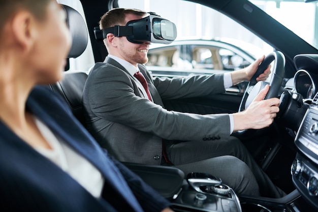 Testando carro novo com fone de ouvido VR