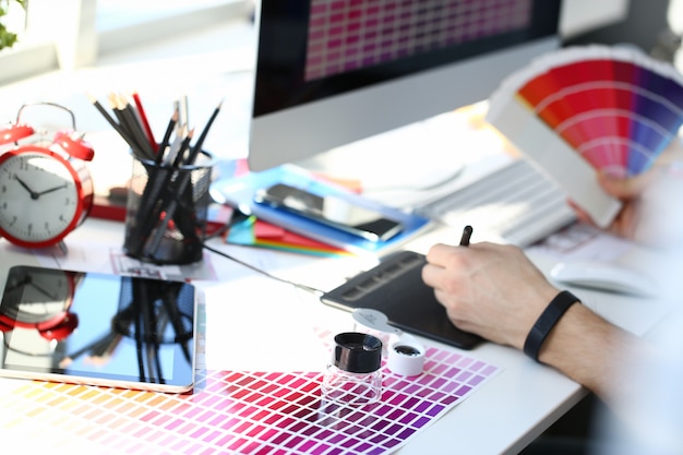Teste a página em papel para impressão com o design de teste em cores e lupa
