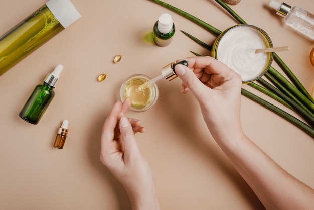 Teste de cosméticos cosmetologista de mulher. Cosméticos orgânicos naturais. Máscara capilar de soro. Pastel plano