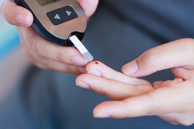 Teste de glicose no sangue para diabetes em mulheres grávidas com glicômetro