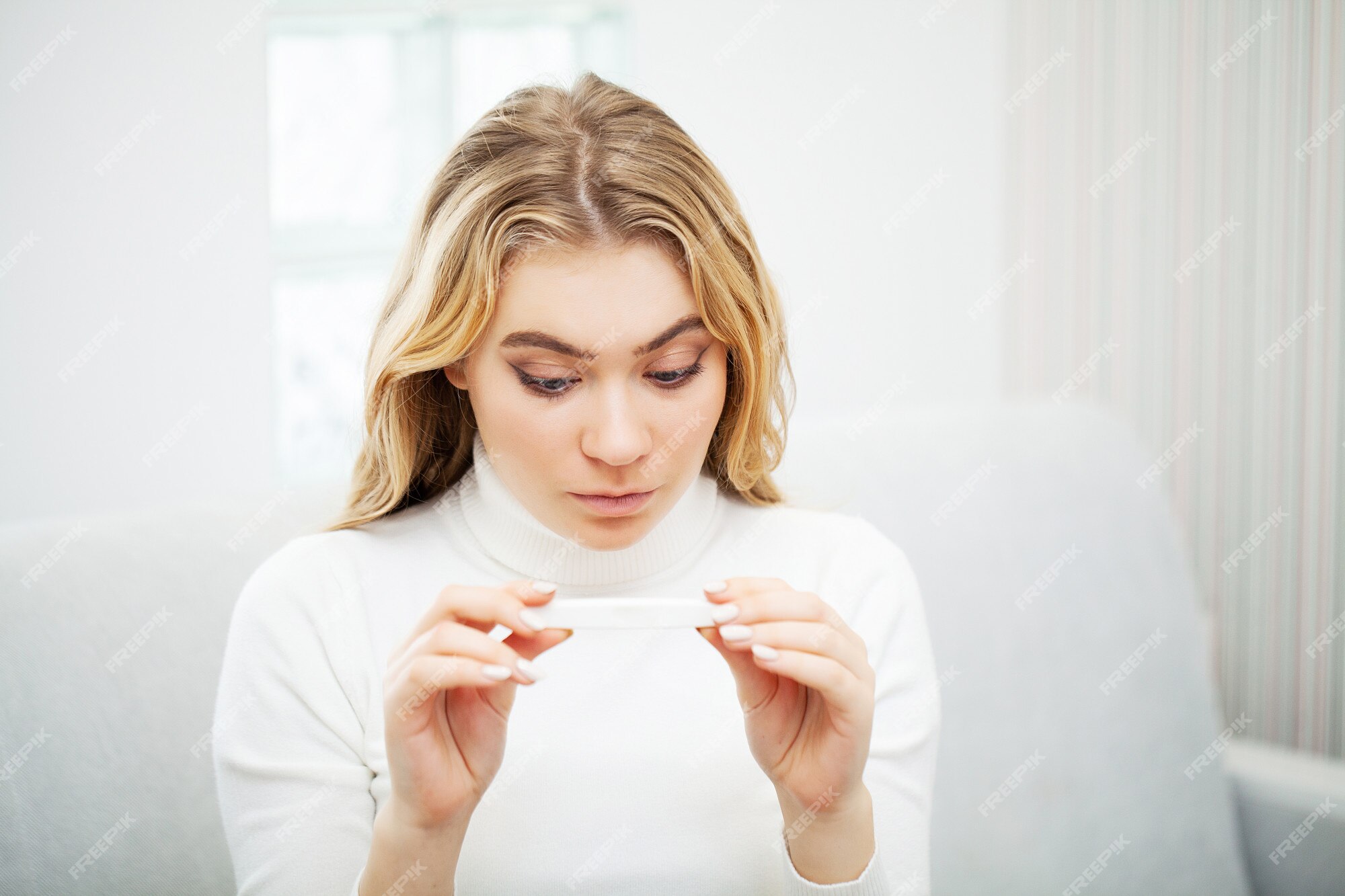 solteiro triste mulher reclamando segurando uma gravidez teste sentado em  uma sofá dentro a vivo quarto às lar. depressivo Preto menina segurando  negativo gravidez teste. 20419033 Foto de stock no Vecteezy