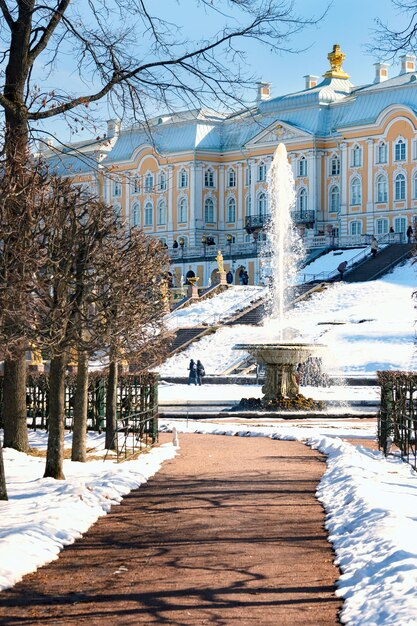 Foto teste de lançamento de fontes no complexo do palácio e parque de peterhof neve e fontes