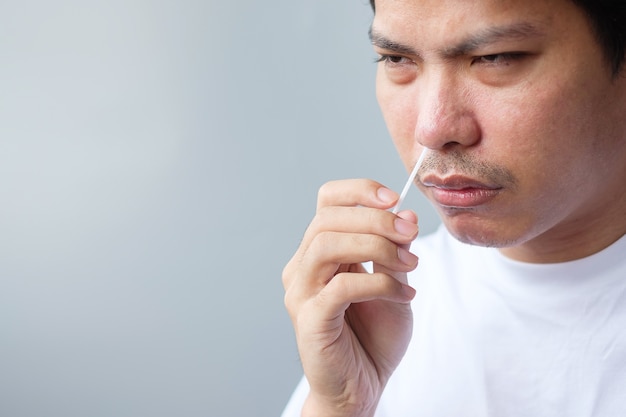 Teste de man swab COVID-19 pelo kit Rapid Antigen Test. Coronavírus autonais ou teste doméstico, conceito de bloqueio e isolamento doméstico