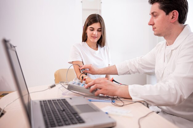 Teste de nervos do paciente usando eletromiografia em centro médico