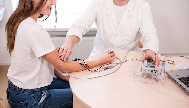 Teste de nervos do paciente usando eletromiografia em centro médico